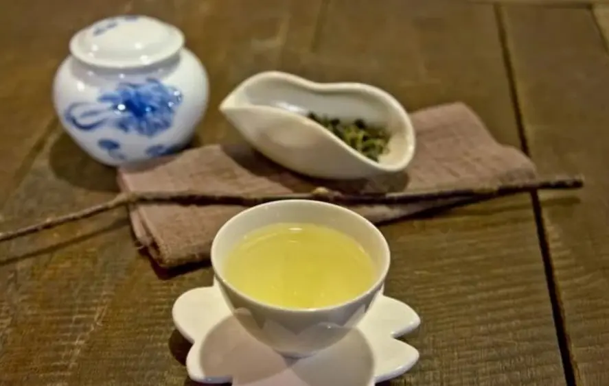 龍泉茶湯色澤